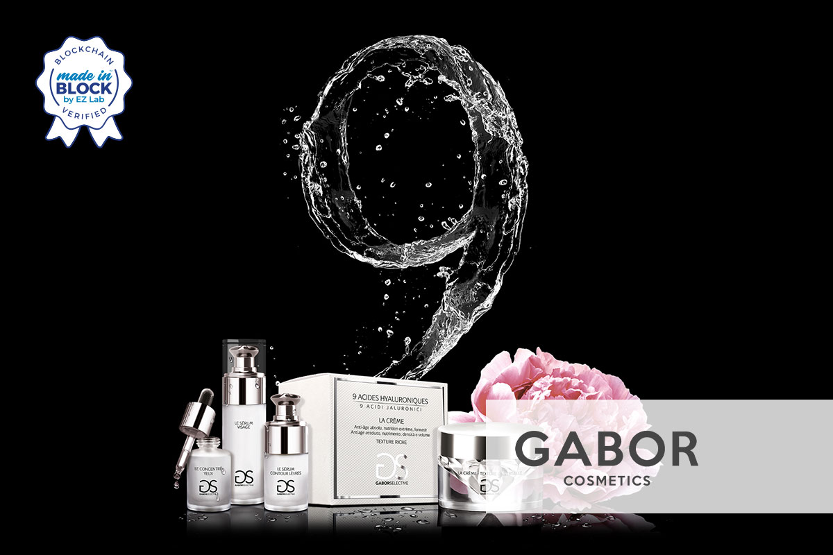 Prodotti della linea 9 Acides Hyaluroniques del brand skincare Gabor con accanto una camelia rosa e il numero nove disegnato come un getto d'acqua. Sfondo nero.