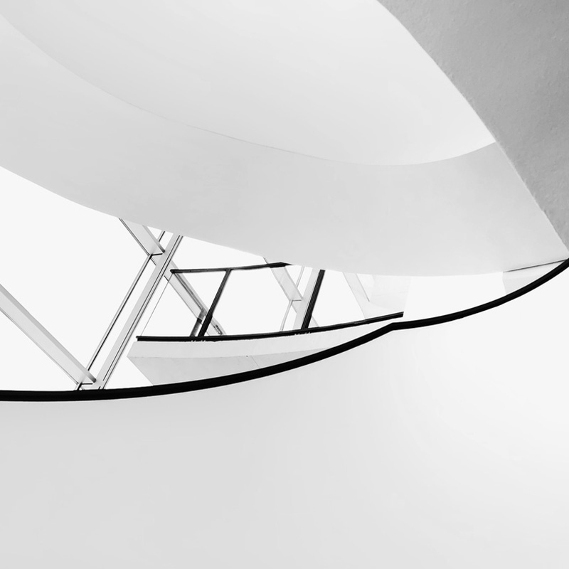 Luogo bianco con forme di design